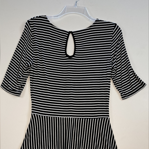 Cable & Gauge Black & White Striped Peplum Top Medium Women's Stretch V Neck - Picture 7 of 12